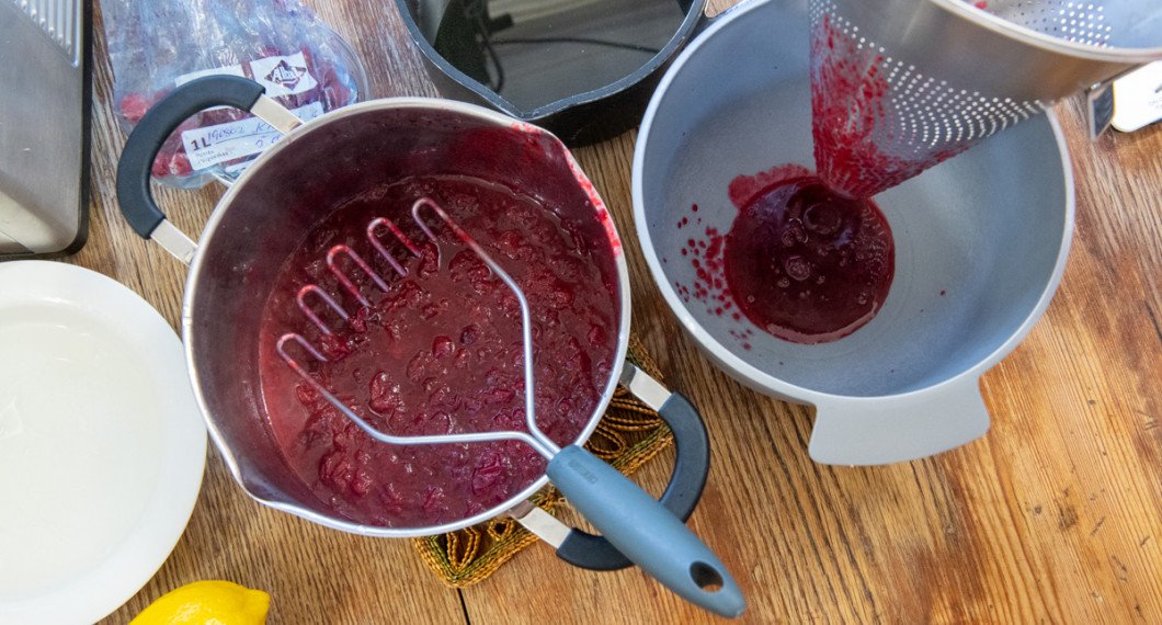 Krusbären kokas och mosas med en potatisstöt samt silas så du får ut en puré av krusbären utan kärnor och skal. 