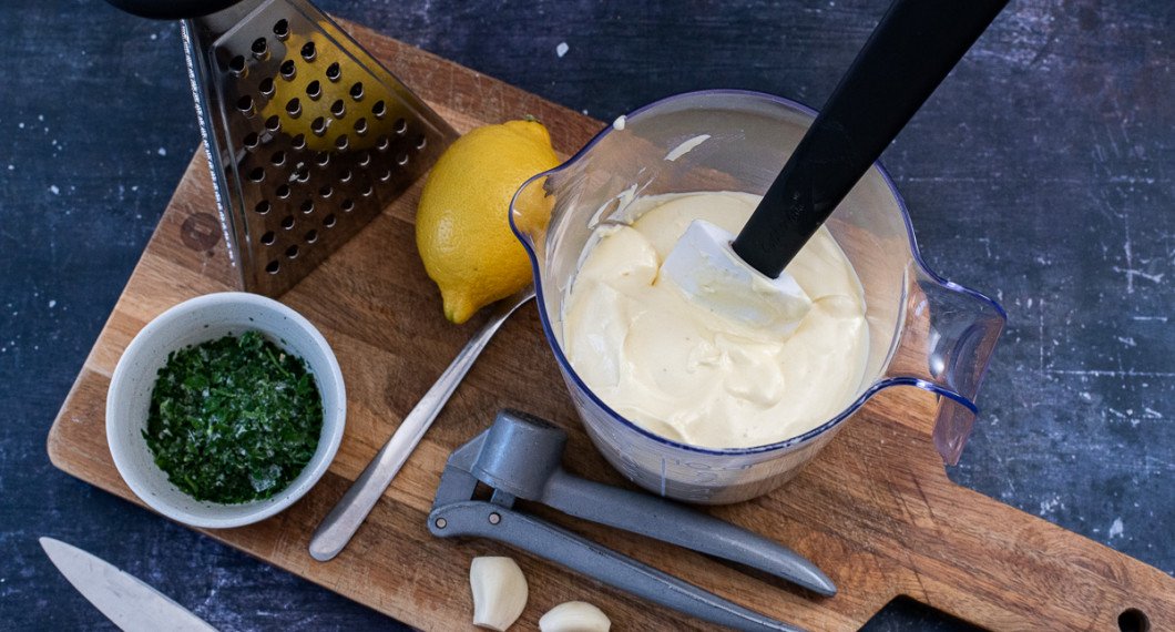 Till smöret behöver du hackad persilja - jag tog fryst; ekologisk citron, vitlök samt flingsalt. 