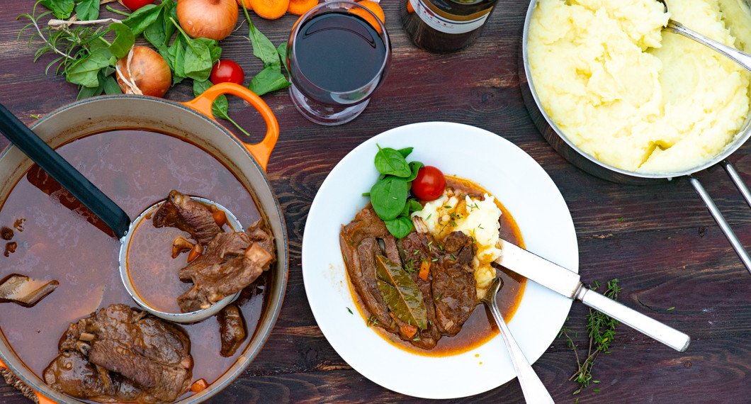 Lammgryta med rödvin serverad med potatismos