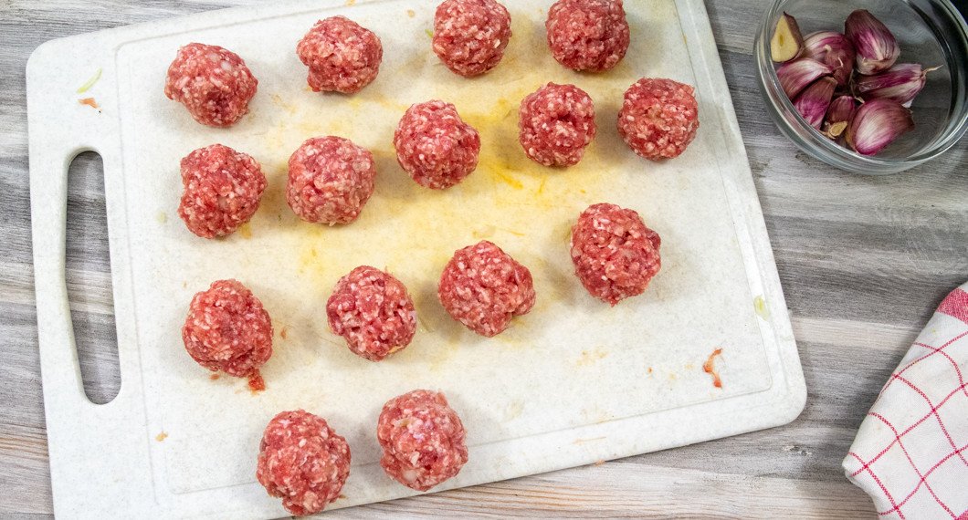 Rulla lammfärsblandningen till köttbullar