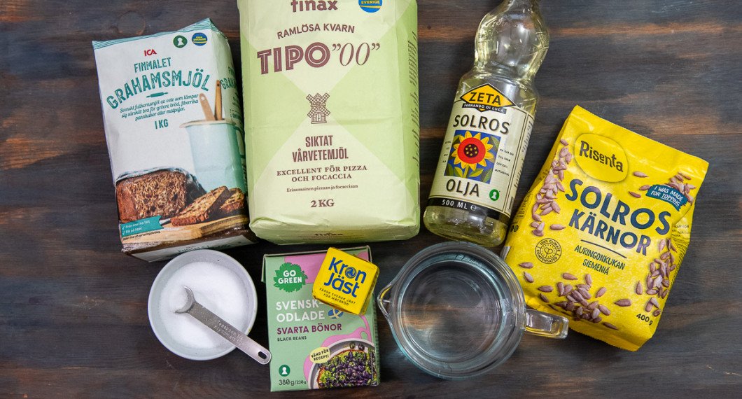 Till brödet behöver du finmalet grahamsmjöl, vetemjöl, salt, svarta bönor, färsk jäst, solrosolja, vatten och solrosfrön.  