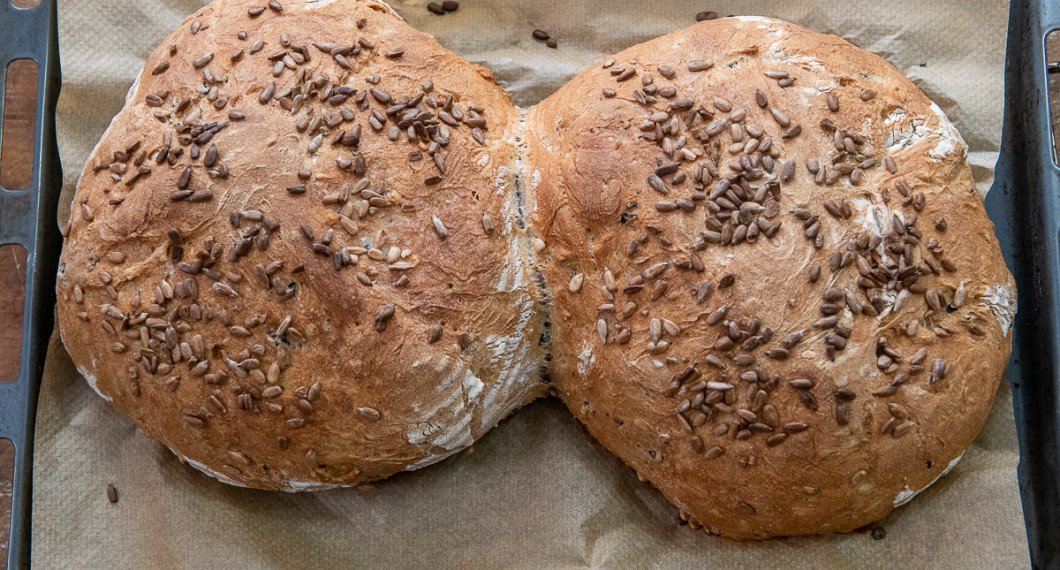 Stjälp upp bröden på bakplåt med bakplåtspapper. Pensla med kallt vatten och strö över solrosfrön. Grädda i nedre delen av ugnen på 225 grader vanlig ugn i ca 40 minuter. 