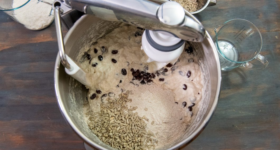 Tillsätt bönor, olja, grahamsmjöl, solrosfrön och salt. 