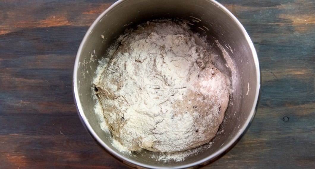 Knåda ihop till en deg i maskin 5 minuter eller för hand i 8 minuter. 