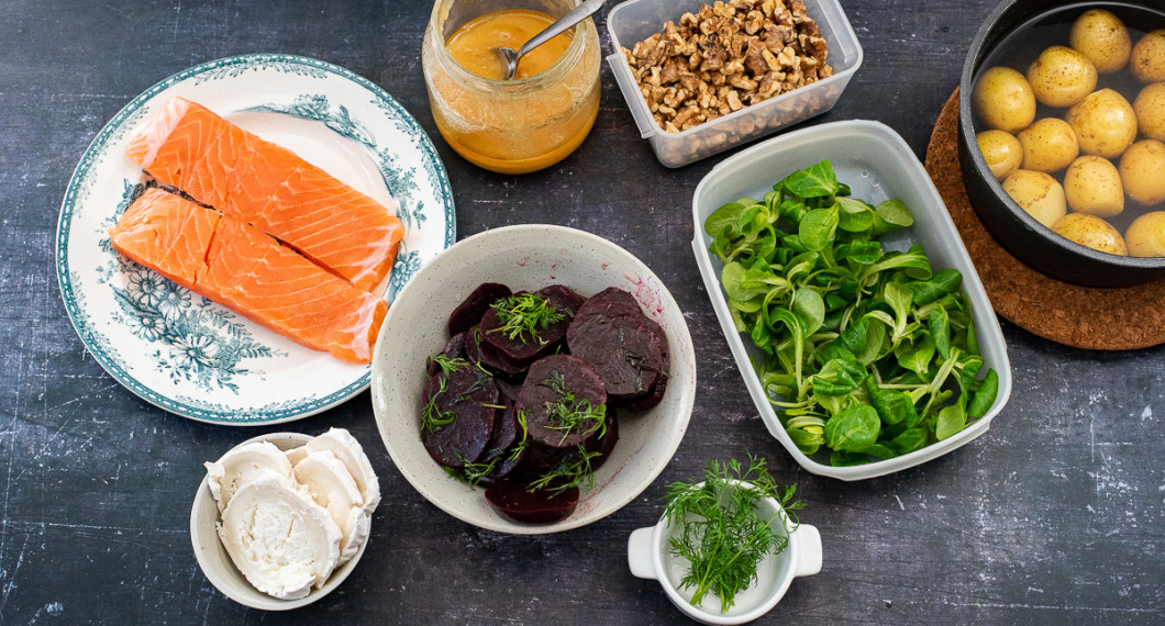 Ingredienser: Laxfilé, getost chèvre, limemarinerade rödbetor, honung, valnötter, dill, machesallad och delikatesspotatis. 