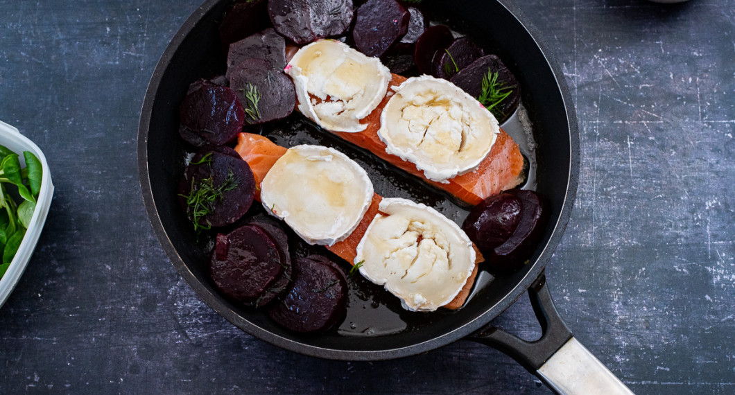 Lägg rödbetorna runt och gratinera sedan i ugnen. 