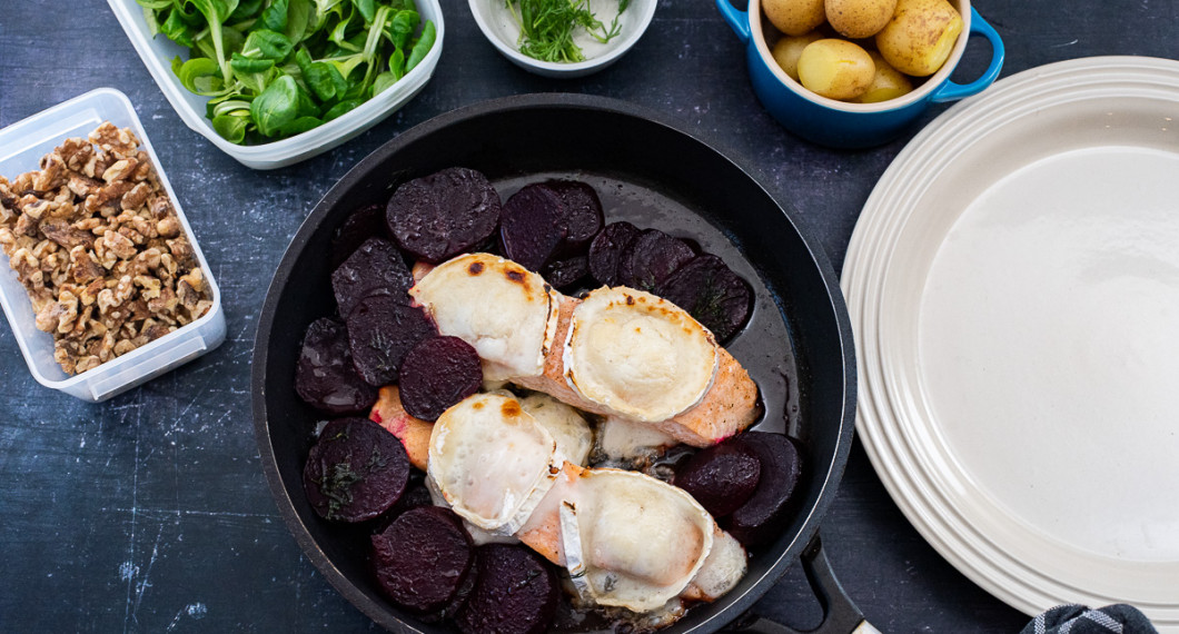 Servera laxen med rostade valnötter, machesallad, dill samt kokt delikatesspotatis. Vidare skedade jag över lite brynt smör. 