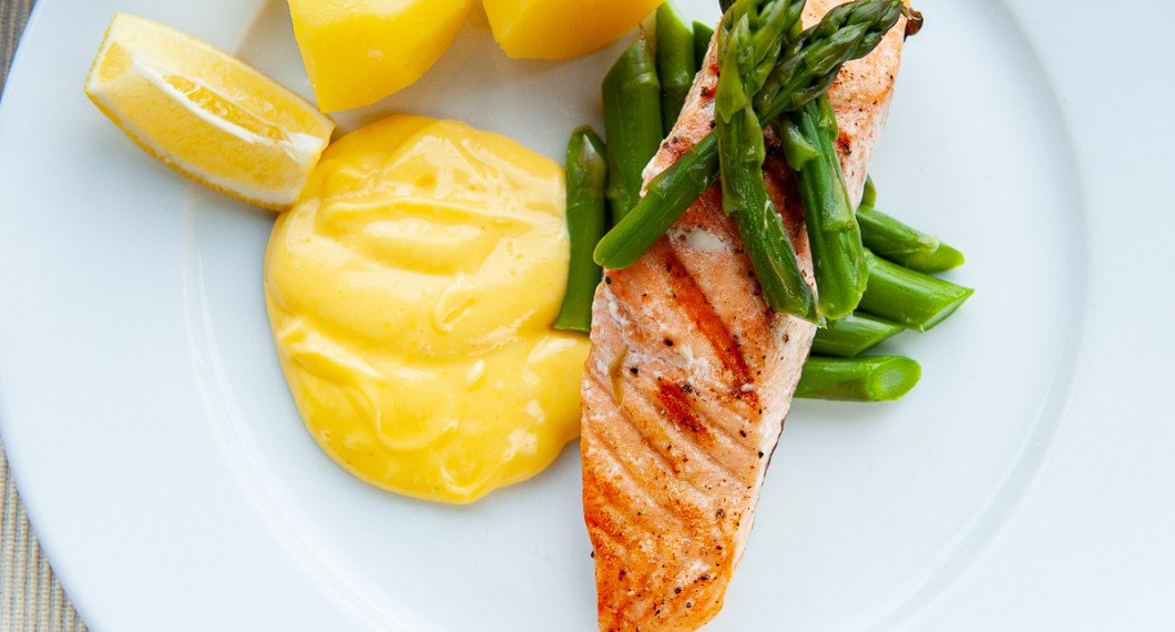 Hollandaisesåsen serverad till lax med grön sparris och citron. 