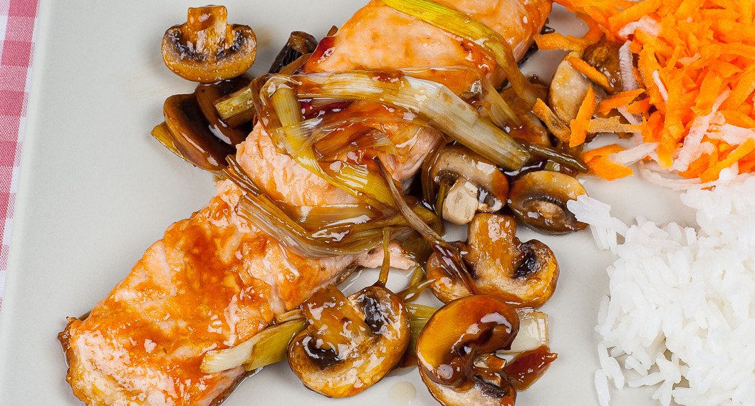 Lax teriyaki med purjolök och champinjoner på tallrik