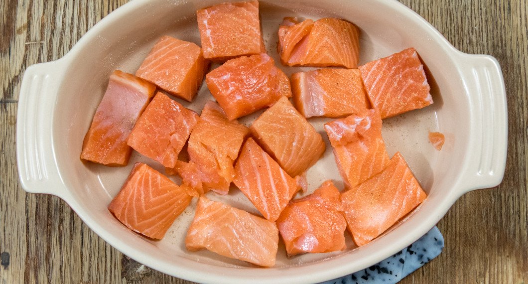 Laxen är här tärnad - då tillagas den jämnare och snabbare - men man kan också ta hela bitar filé med eller utan skinn. Bara att slå på sås, toppa med ost och in i ugnen. 