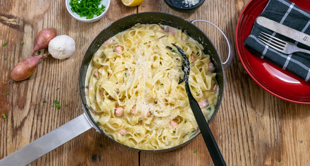 Pastan vänds runt i såsen