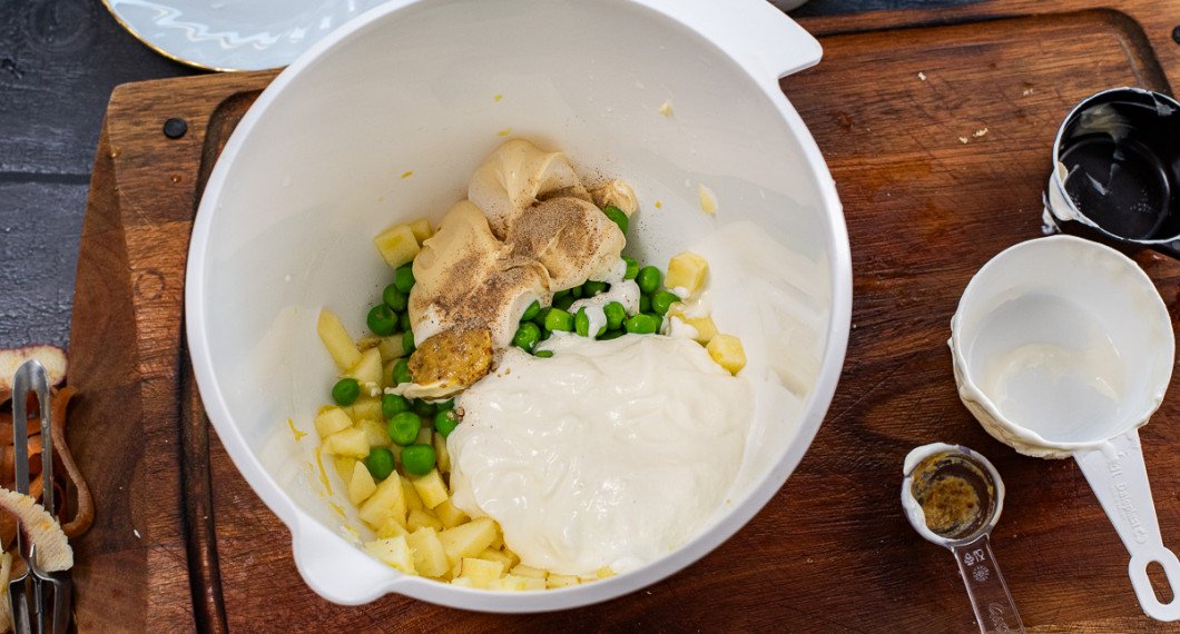 Tillsätt de kalla kokta ärtorna, majonnäs, gräddfil, vitpeppar och senap. 