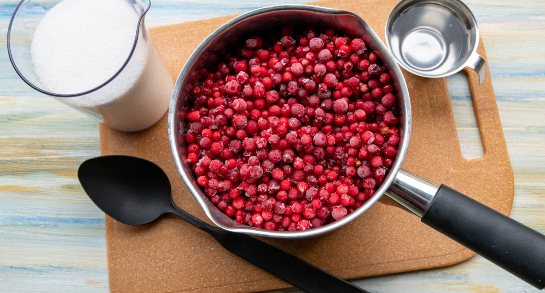 Ingredienser till lingonsylt: lingon och socker samt lite vatten om du använder färska lingon. 