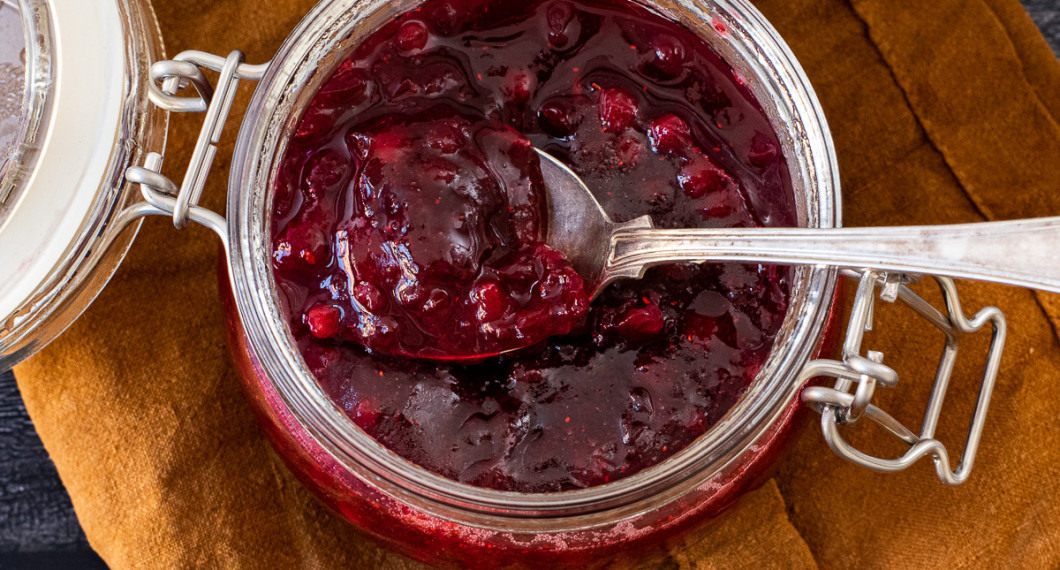 Lingonen innehåller pektin som ger fin geléaktig konsistens när den kallnat. 