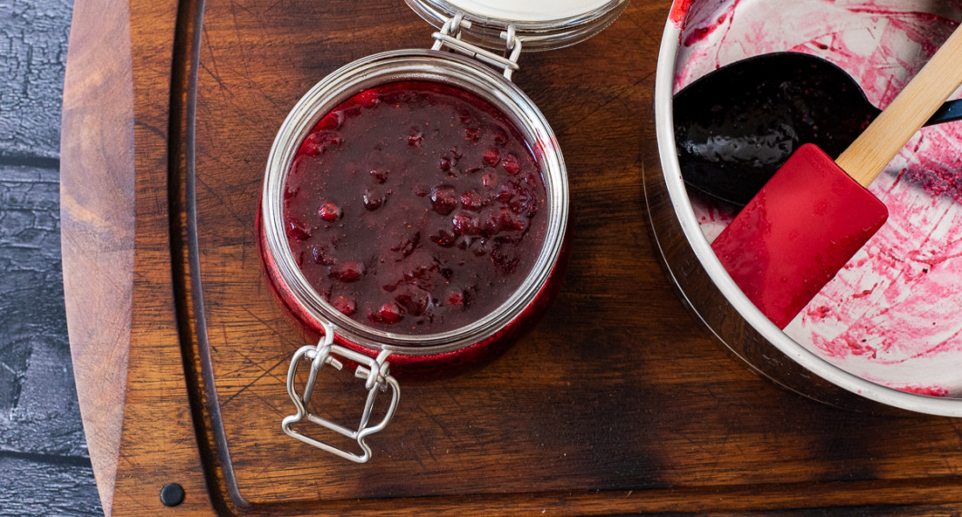 Häll över lingonsylten på en eller flera rena burkar med lock. 