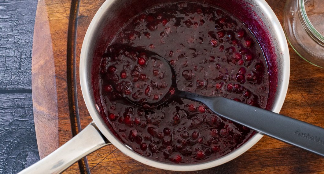 Koka och mosa ihop till en sylt ca 7-8 minuter. 