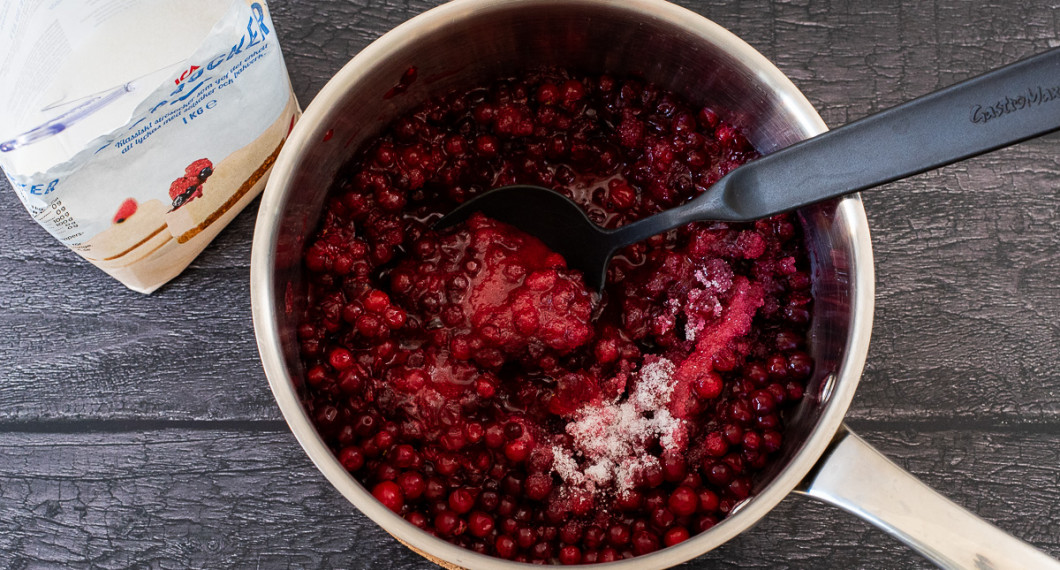 Mät upp lingon och socker i en kastrull. 