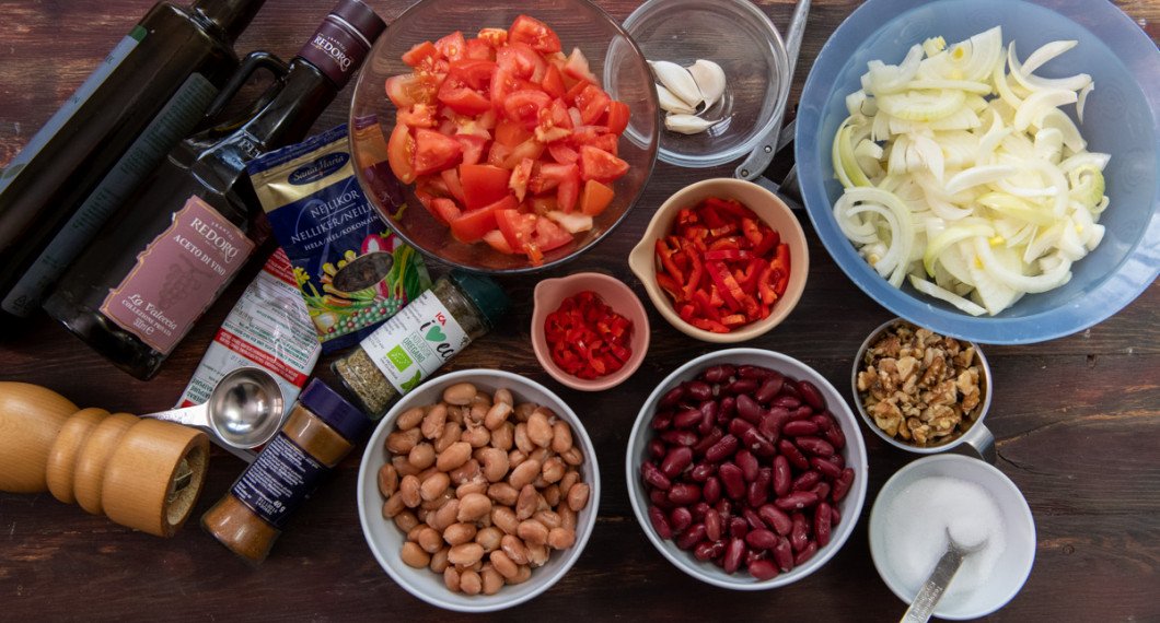 Ingredienser till grytan: olivolja, vinäger, tomatpuré, nejlikor, paprikapulver, oregano, borlottibönor, adzukibönor, färsk tomat, chili, paprika, vitlök, gul lök, valnötter och salt. Vidare hade jag i 1 tärning grönsaksbuljong. 
