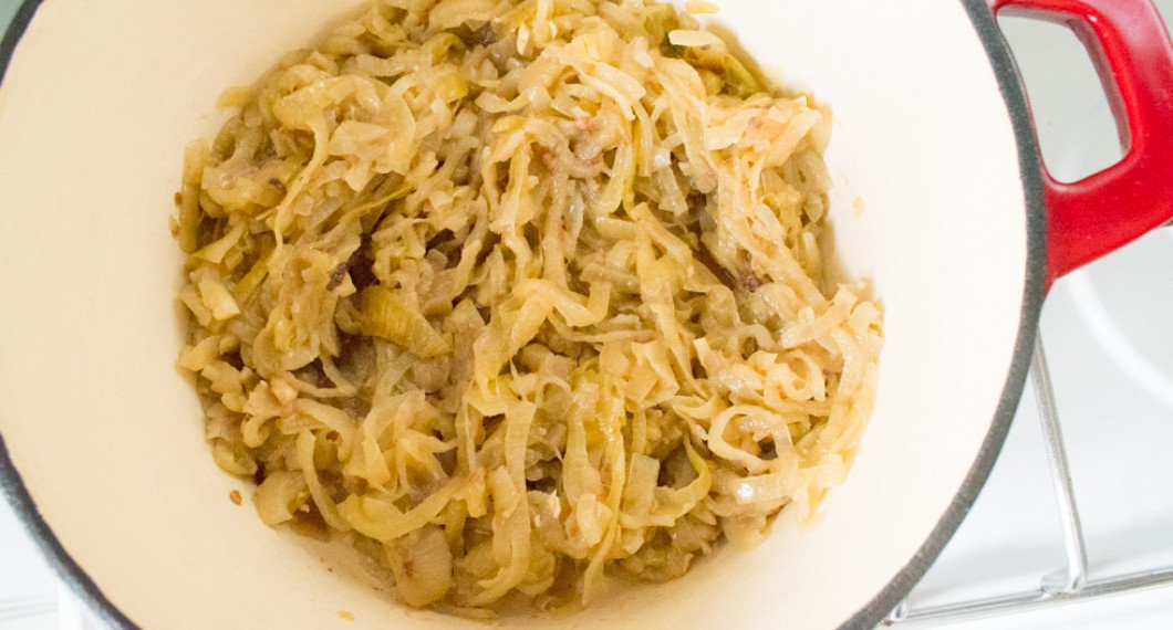 Mjuk och aromatisk stekt lök smaksatt med lite timjan, rosmarin, lagerblad samt hackade sardeller. 