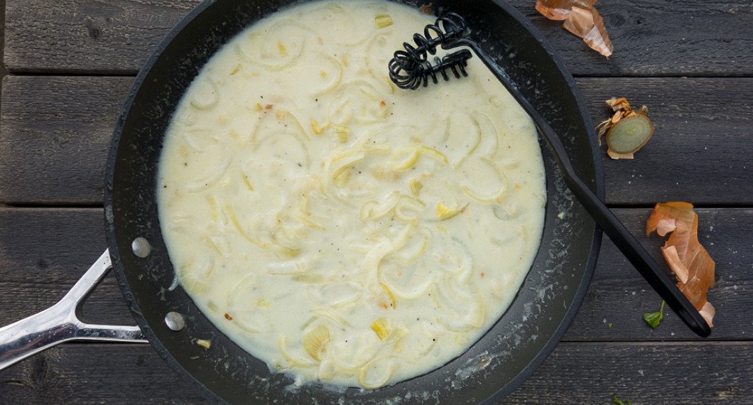 Strö över vetemjöl rör om och sedan vätska. Eller ta vätska och rör i maizenaredning.