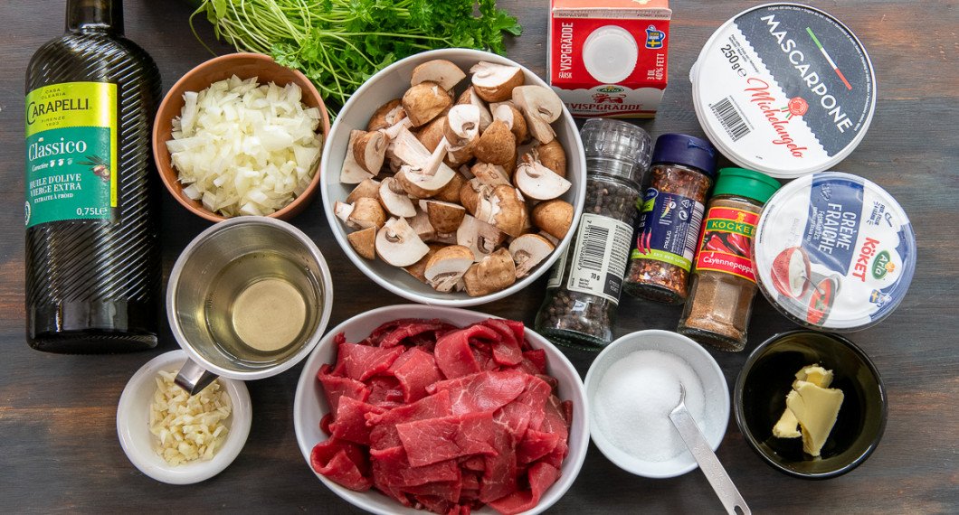 Till lövbiffgrytan behöver du olivolja, vitlök, vitt vin, lök, persilja, svamp, lövbiff, grädde, svartpeppar, salt, chiliflakes, cayennepeppar, mascarpone, crème fraiche och smör. 