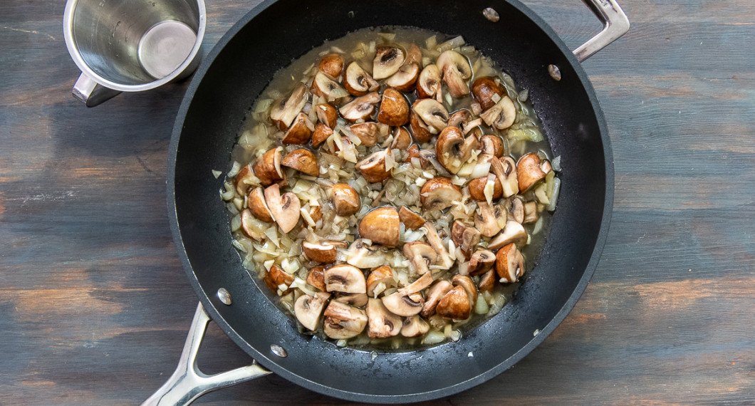 Tillsätt vitt vin och låt koka ihop till hälften. 