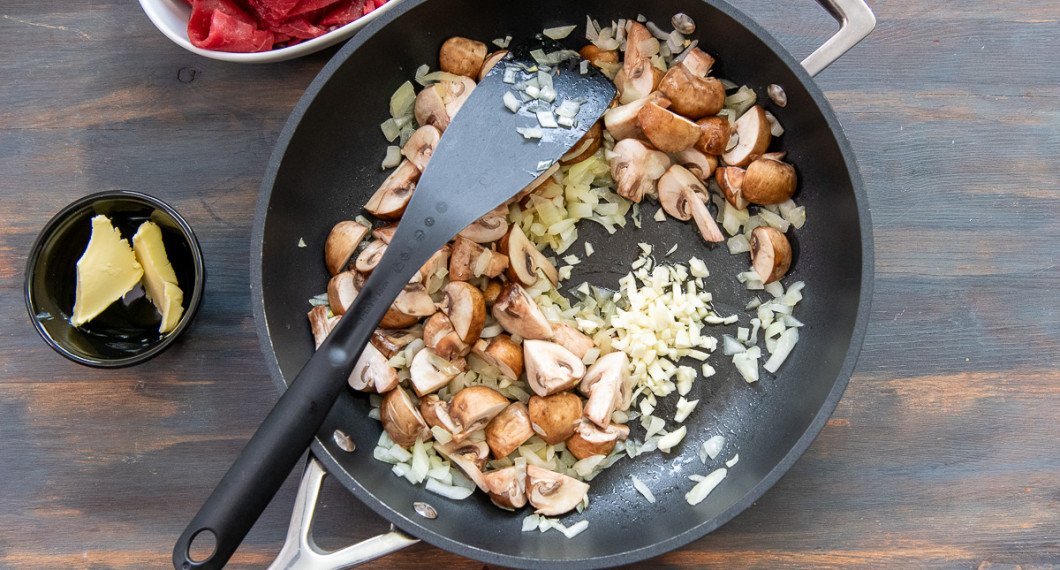 Tillsätt hackad eller pressad vitlök och stek lite till. 