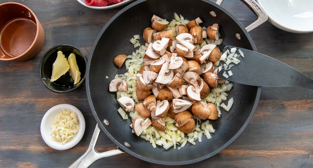 Tillsätt rensad och hackad svamp och stek lite till. 