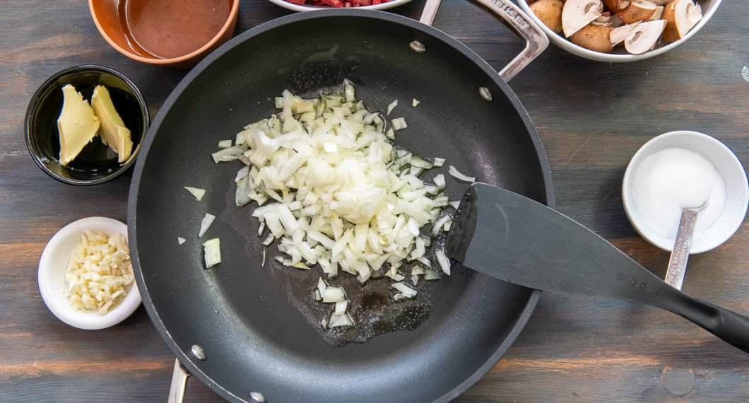 Stek hackad lök i smör. 
