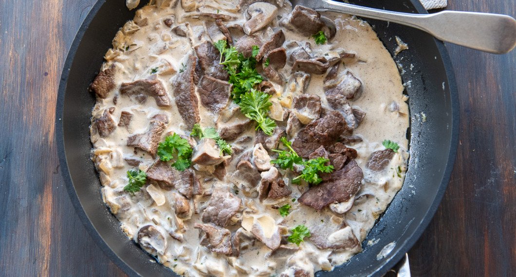 Garnera med hackad persilja. 