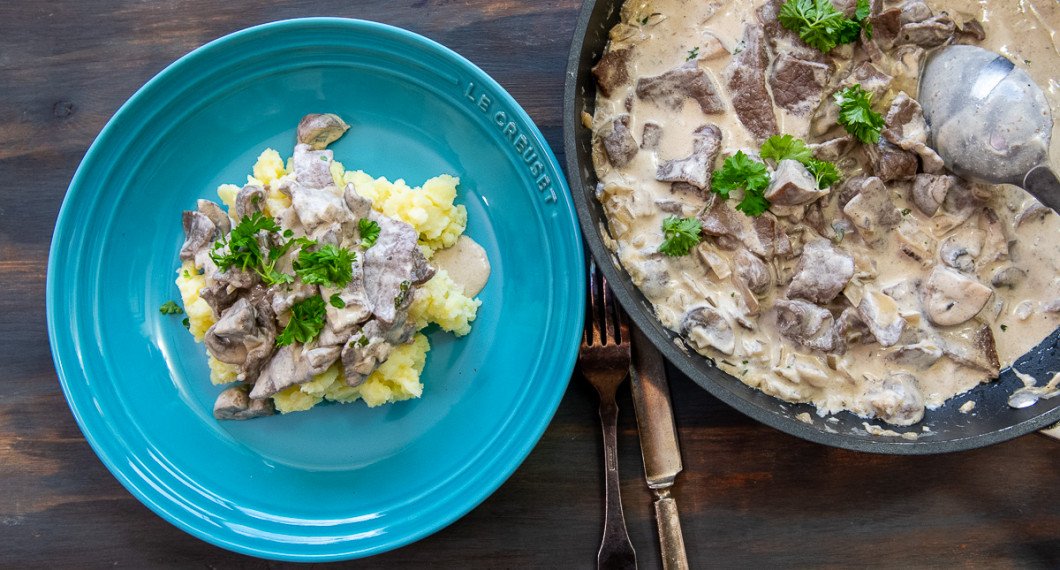 Servera med valfritt tillbehör som förslagsvis potatismos. 