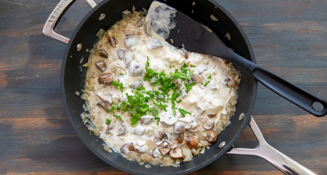 Tillsätt grädde, mascarpone och crème fraiche, senap, chiliflakes, cayennepeppar och hackad persilja. Rör om och låt puttra på låg värme. 