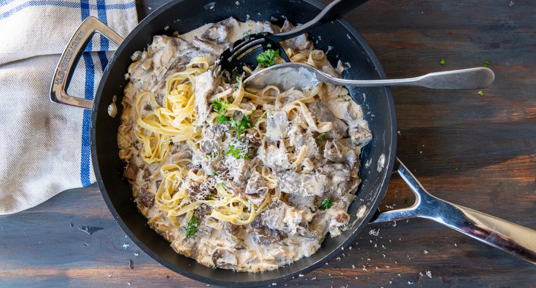 Serverar du lövbiffgrytan med pasta kan du vända runt den kokta pastan i grytan och även tillsätta 1/2 - 1 dl av pastavattnet för lite mer sås. Toppa då även med parmesan. 