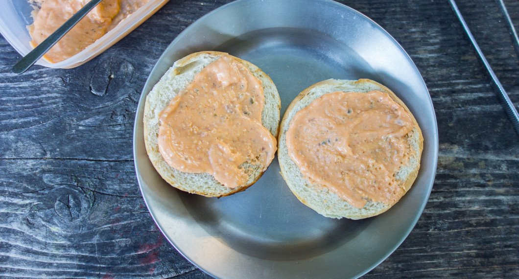 Grunda med vegansk hamburgerdressing. 