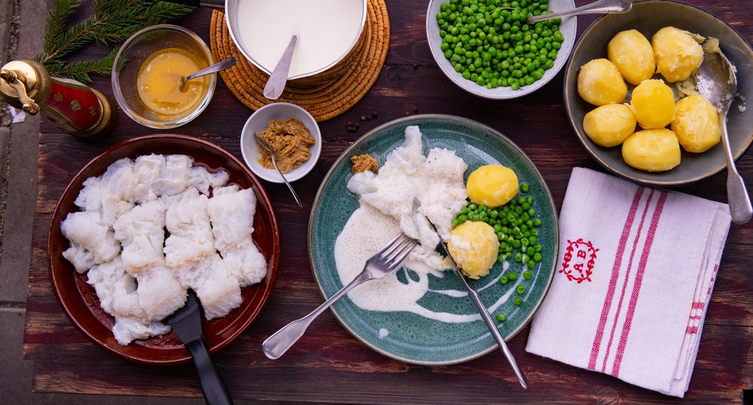 Lutfisk med klassiska tillbehör på julbord