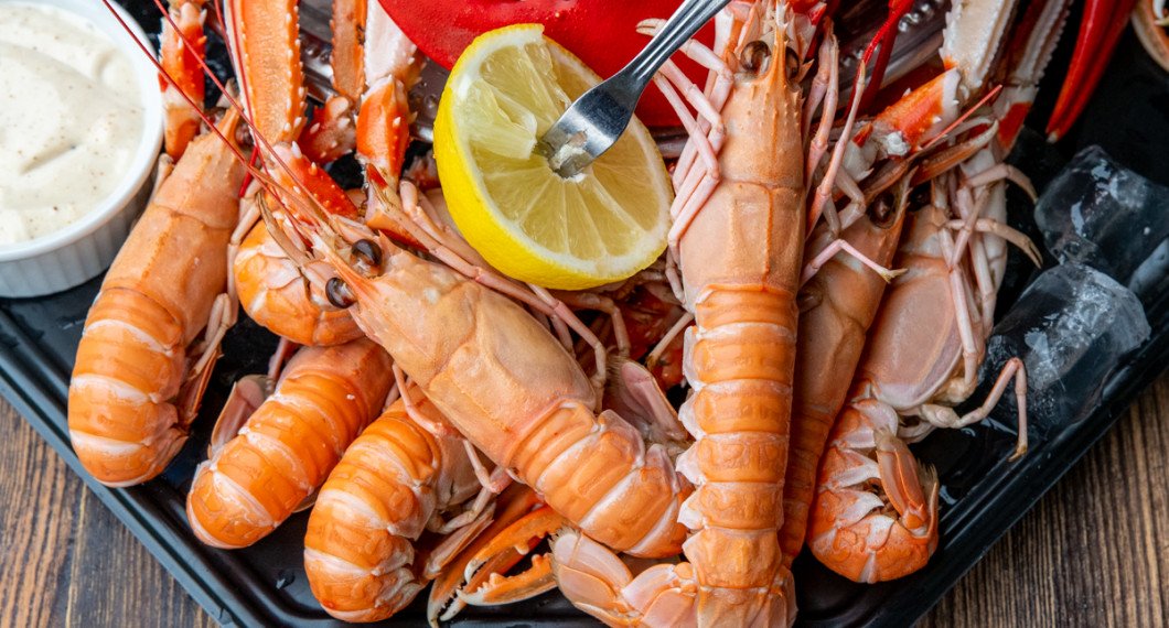 Havskräftor XXL - extra stora med citron och het dippsås. 