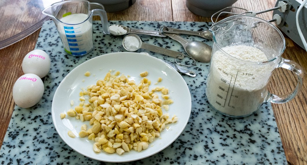 Ingredienser till mandelskorporna - ägg, skållad hackad mandel, vetemjöl, strösocker, vaniljsocker och bakpulver samt lite salt. 