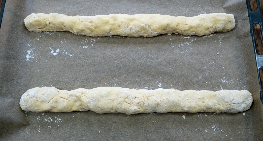 Degen till skorporna formad till två längder som bakas på plåt. 