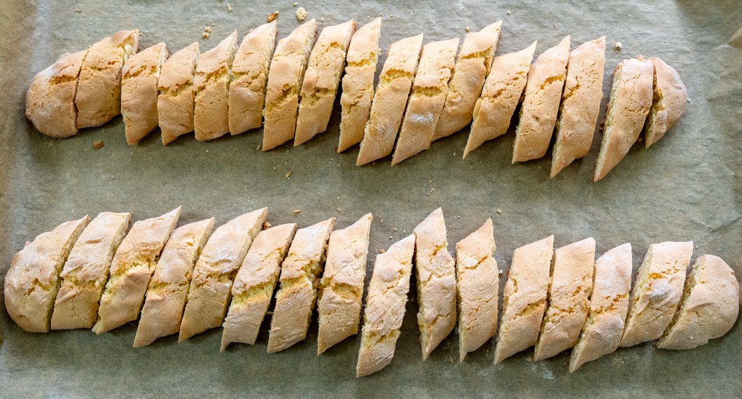 Mandelskorporna rostas torra på plåt