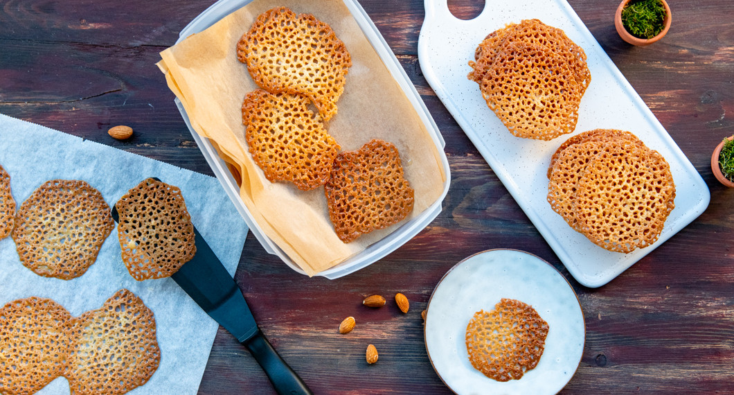 Spröda och knapriga mandelflarn i burk och på fat