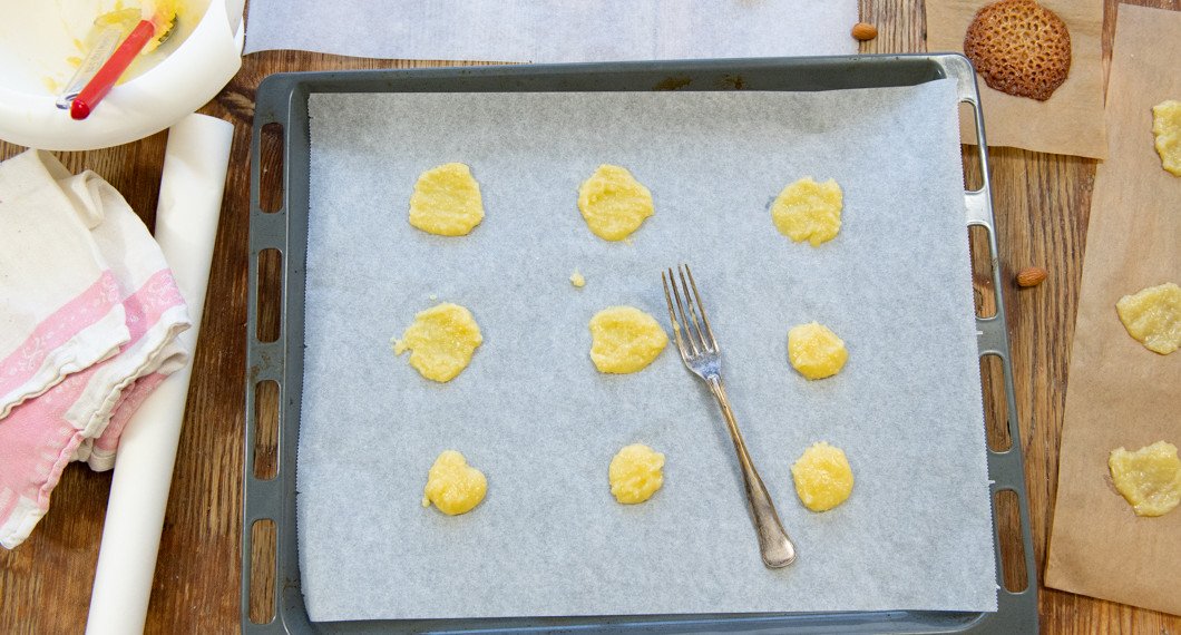 Mandelflarnsmeten på plåt innan gräddning