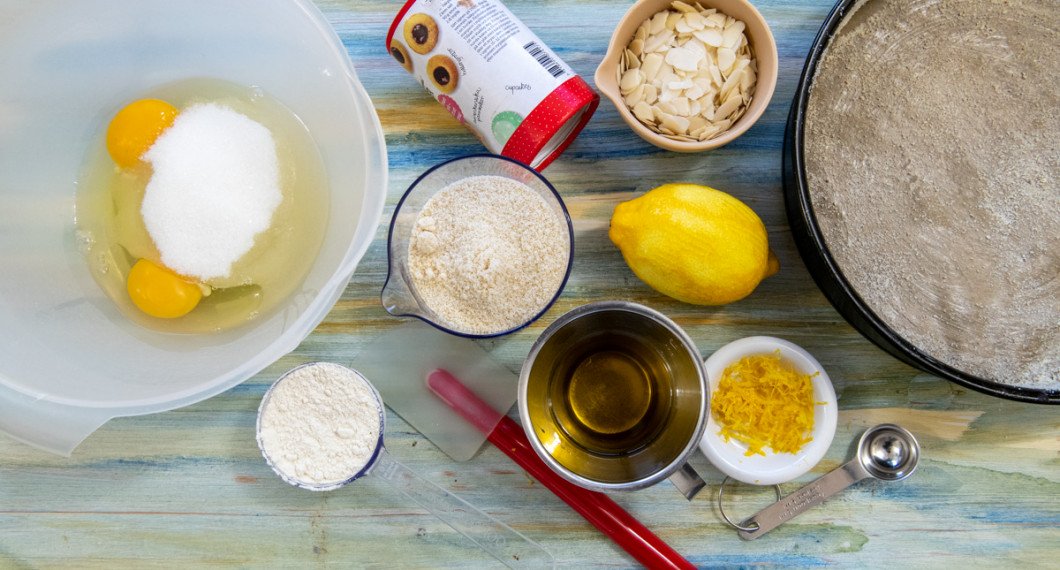 Ingredienser till mandelkakan: ägg, socker, vetemjöl, bakpulver, mandelmjöl, citron, olivolja, flagad mandel samt salt. 