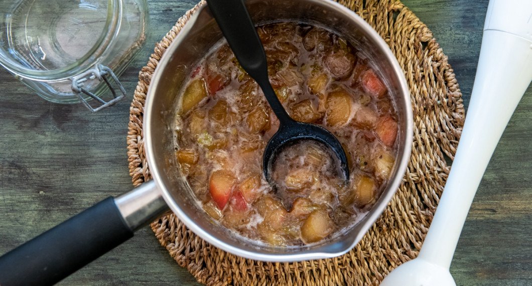 Tillsätt syltsocker och koka ihop samt mixa hastigt med en stavmixer till önskad konsistens. 