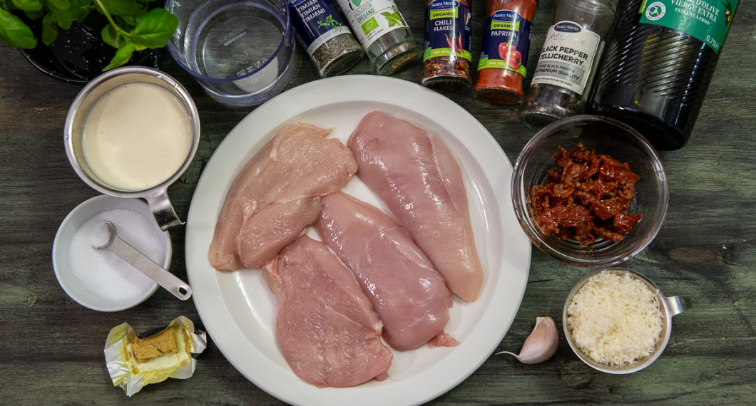 Du behöver kycklingbuljong, salt, grädde, vatten, kycklingfilé, timjan, oregano, chili, svartpeppar, olivolja, soltorkade tomater, vitlök och parmesan. 