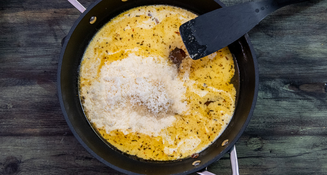 Tillsätt kryddor, grädde och parmesan. Rör samt koka upp. 