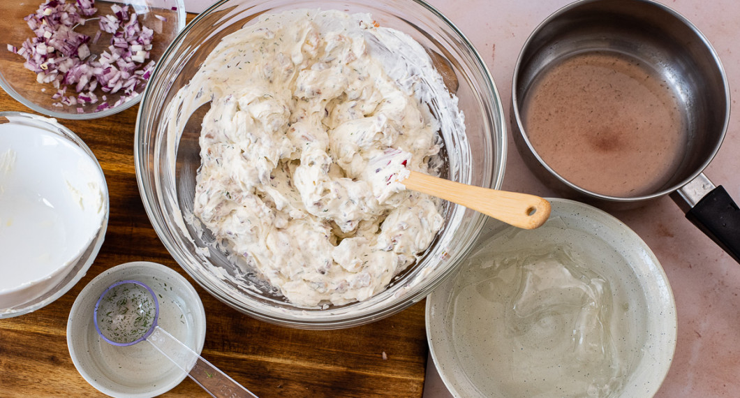 Blanda matjessill med 3/4 av den hackade rödlöken, 2 msk hackad dill, crème fraiche och färskost. 