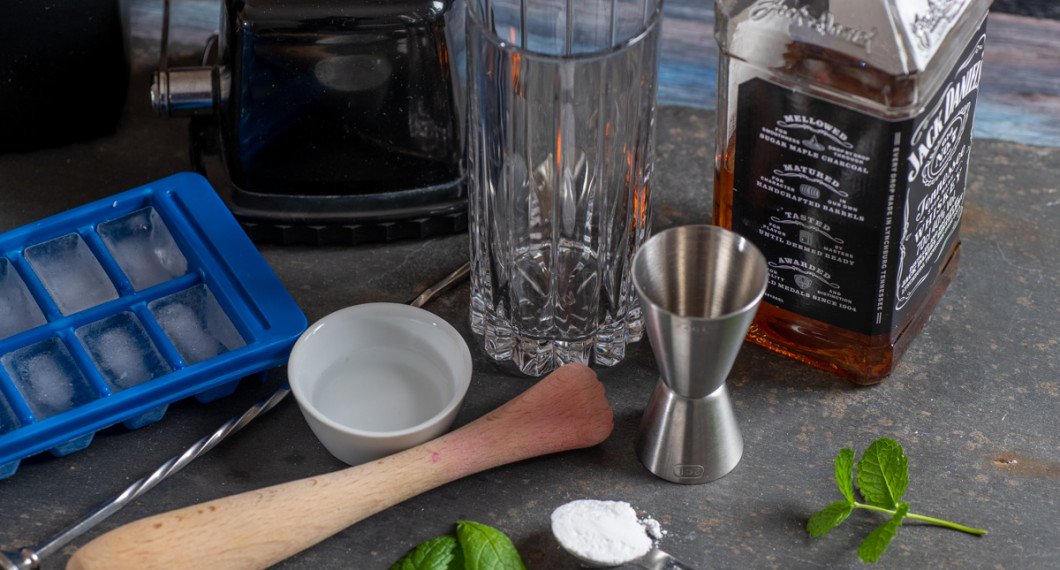 Ingredienser till en Mint Julep är bourbon som ex. Jack Daniels eller liknande amerikansk bourbon; mynta, vatten och florsocker. 