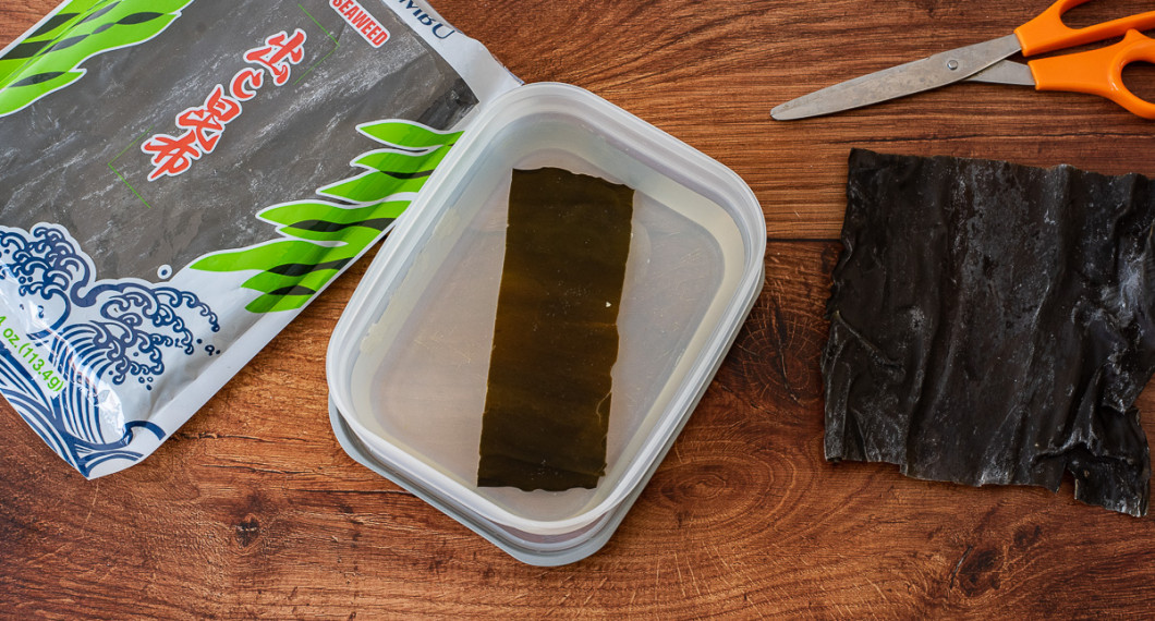 En bit kombu tång läggs i blöt över natten sedan använder man vattnet som grund i soppan. 