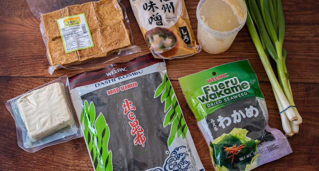Ingredienser till misosoppan: naturell tofu, friterad tofu, kombu tång, misopasta, dashi fiskbuljong, wakame och salladslök. 