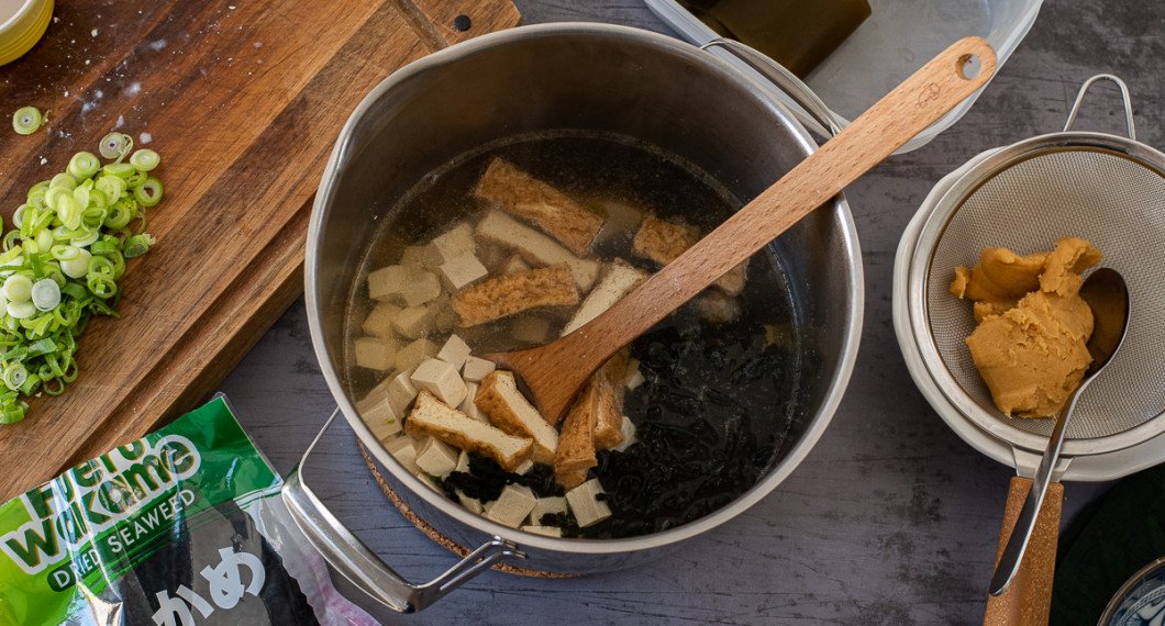 Vattnet från kombu tången kokas upp med dashi fiskbuljong och sedan tillsätts friterad tofu, tärnad tofu och wakame alger. 